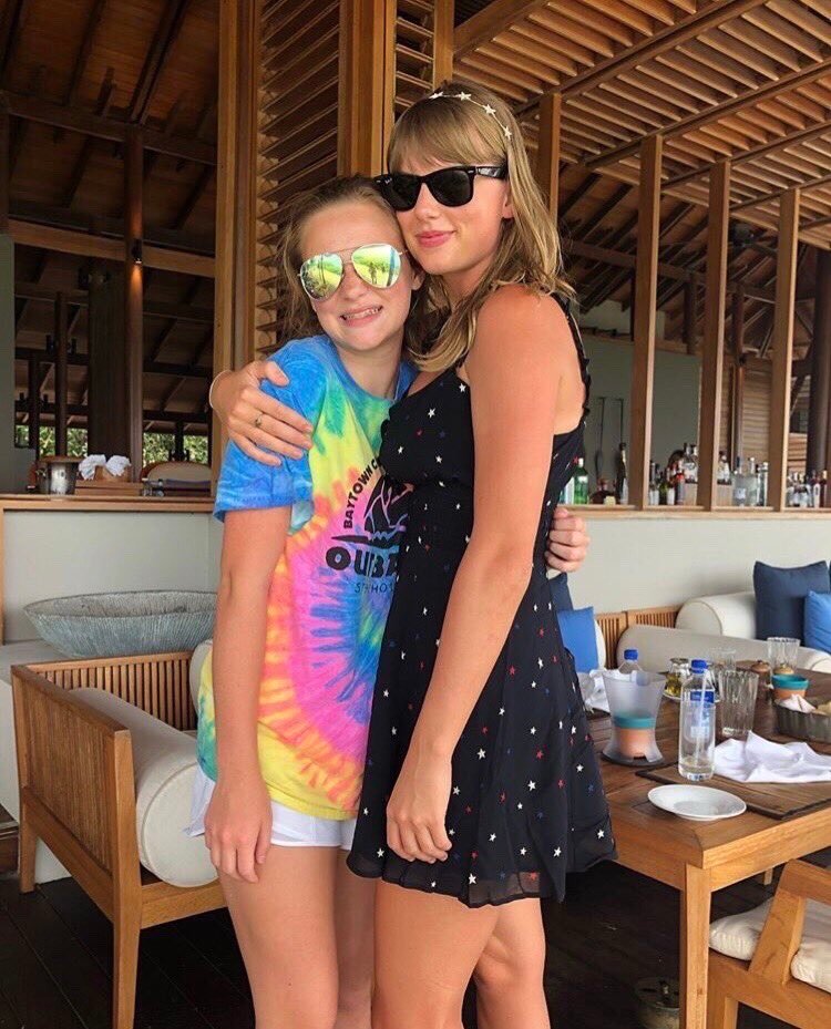 霉霉街拍
July 5, 2018
Taylor Swift Turks with a fans in Turks and Caicos
#TaylorSwift# ​