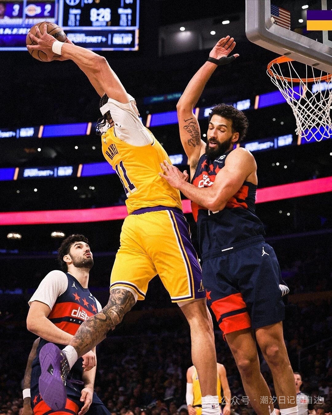 8投8中砍下20分！湖人官方分享海斯双手隔人暴扣的精彩瞬间今天NBA常...