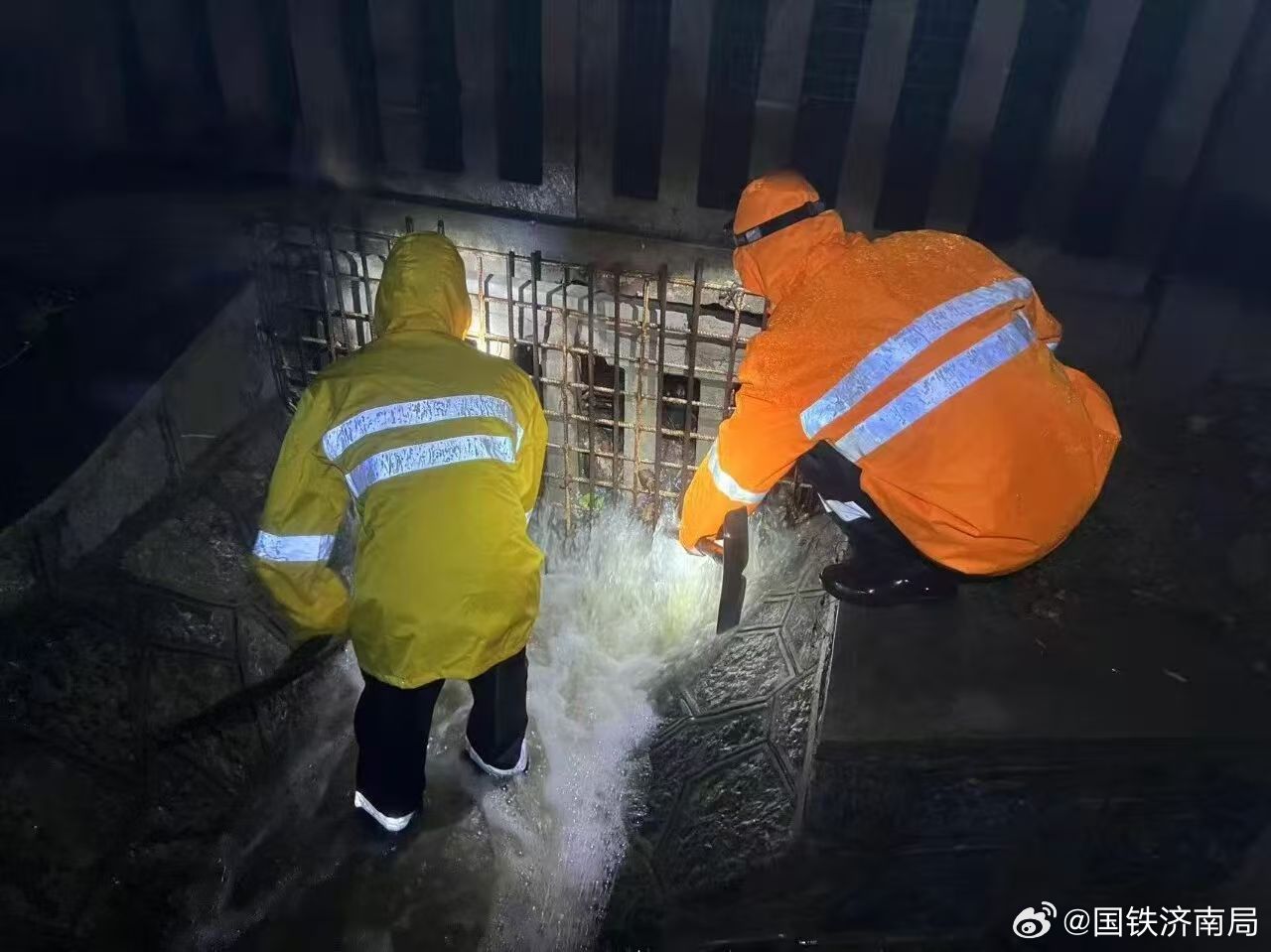 #济铁一线# 近日，面对降雨天气，济南西工务段各车间及时排查设备状态，清理排水沟内淤积杂物、保持排水通畅，对栅栏底部被冲空部位及时封堵回填，全力筑牢高铁安全防线。（潘栋琦） ​