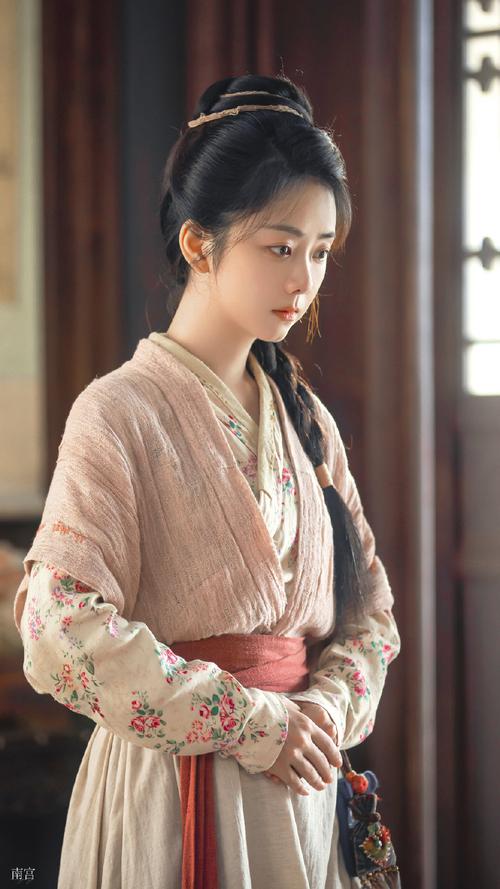 36岁的谭松韵，新剧《兰香如故》被嘲“女主太老”。娃娃脸和招牌微笑，曾是偶像剧的通行证，如今在写实剧里却成了“失真滤镜”。
《我的山与海》转型失败，评分仅6.2，她只能退回舒适区。偶像剧红利快吃完了，严肃戏又接不住。
杨幂赵丽颖都在拼命转型，她还在嘻嘻哈哈。不是不想转，是转不动。时间不等人，再拖下去