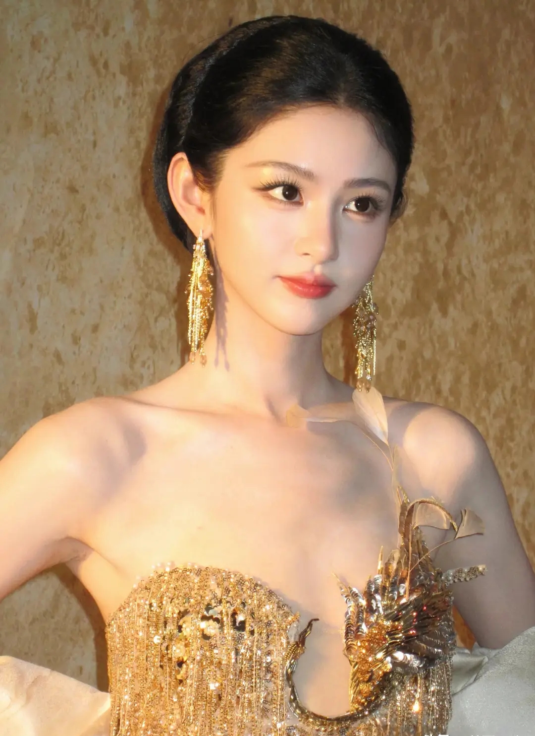 从被嘲“照骗”到惊艳时装周，赵晴怎么美成这样了？真相太狠了！