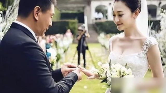 李小冉离婚，前夫欠了2111万，她早跑了。
去年离的，今年才说。配文就一句：互不牵扯，互不打扰，祝各自安好。11年婚姻，收场连个标点都懒得多打。
再看时间线，2025年6月退出前夫公司股东，11月办手续。前夫公司紧接着被强制执行2111万。这哪是离婚，这是精准避险。
营销号还编她工作室7月辟谣