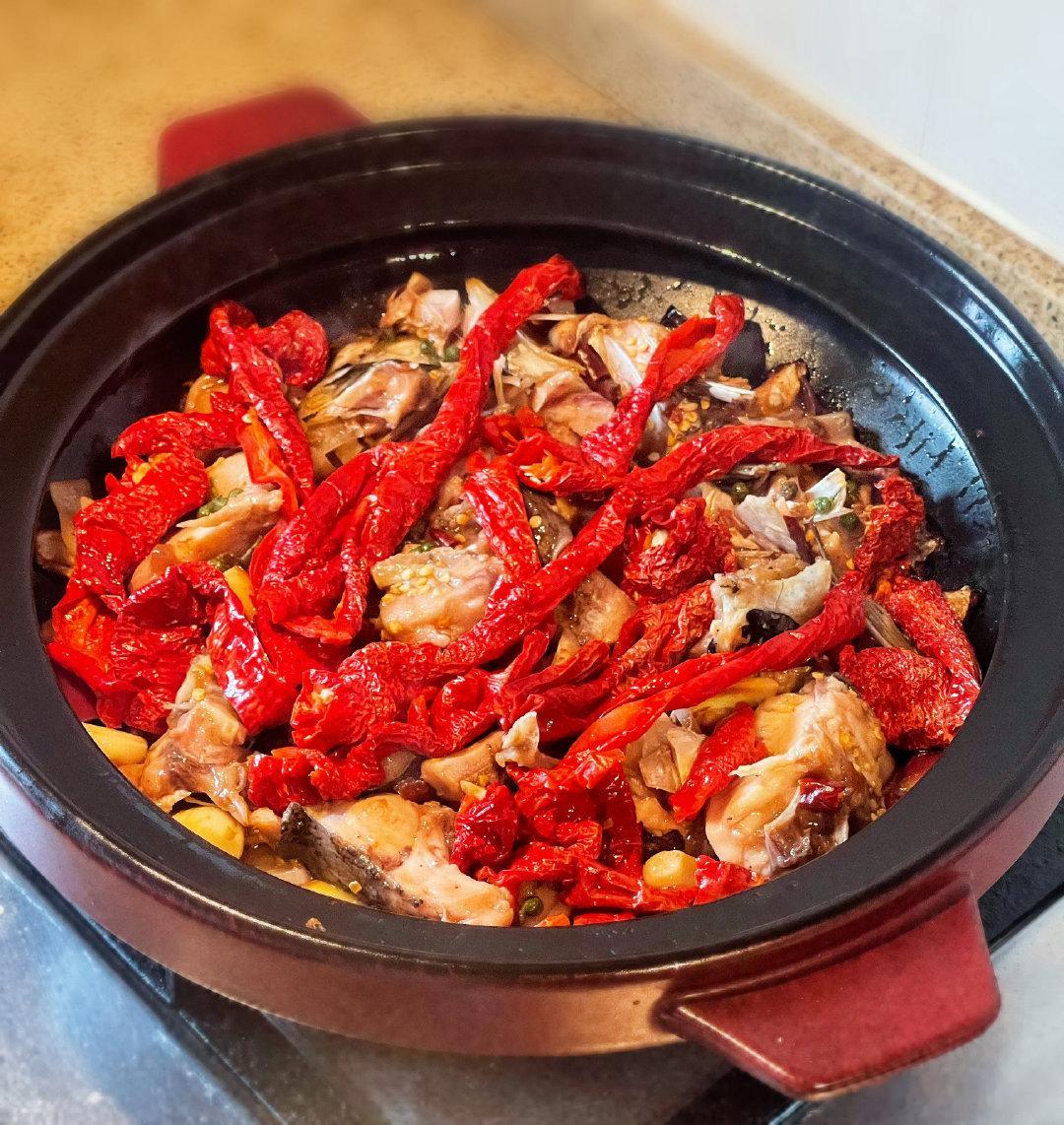 #预制菜店 放炒菜录音##我的美食日记##好好吃饭# 这是给“预制菜”开了个演唱会，这点心思用在好好做菜上多好啊。[允悲][允悲][允悲]

今天用餐就这一锅，很简单的“辣皮子煲鱼头”。关键是“辣皮子”，经过高温煲后，会产生焦糖般的甜香和烟熏味，颜色也特别红亮，和鱼头的鲜嫩还很配。 ​
