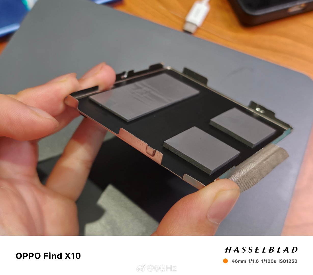 拯救者y7000x的内存插槽散热盖板原厂自带散热导热垫，但是两片散热垫的厚度是不一样的，就导致你使用双面颗粒的内存条合不上盖板，这个散热垫是专门用来适配两根单面颗粒内存条的 ​