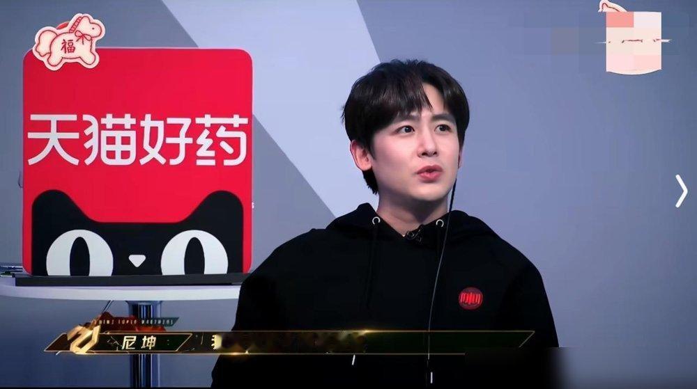 尼坤当众绕开吴镇宇，转身就找陈楚生组了队。
综艺里选人，镜头怼脸，一点体面都不留。老队友，合作过，愣是没选他。
吴镇宇就站在那，脸上笑着，没说话。
转头这老哥在《蝉》里演了个被中年危机按在地上摩擦的大法官，戏外采访更绝，说金像奖赢了像拿老人卡，输给新人还没面子。从影四十年，现在要跨界当导演，还