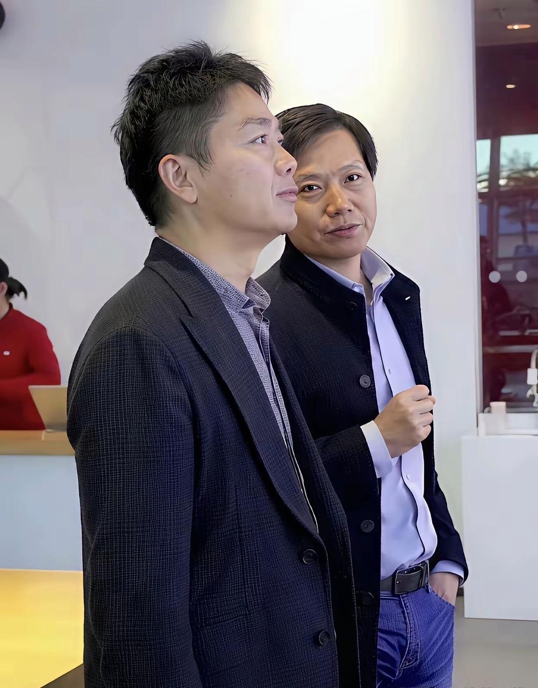 刘强东与雷军两人走访实体门店时的一幕，一边走一边在热聊，相谈甚欢。