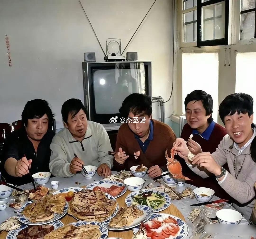冯巩、姜昆、刘伟当年聚餐，这一桌子菜没一个素的、打败90%的人，后边的电视机才是重点 ​