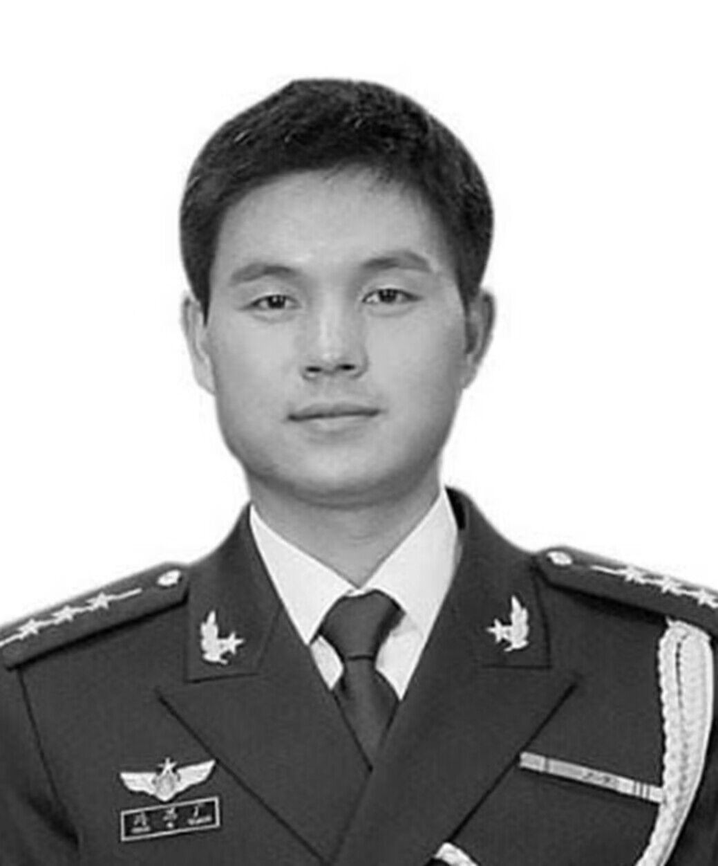 优秀飞行员冯思广，于2010年5月6日为捍卫人民群众生命财产安全而牺牲，时年仅28岁。
丰碑常在，英雄永存。让我们一起记住他的名字：冯思广。 ​