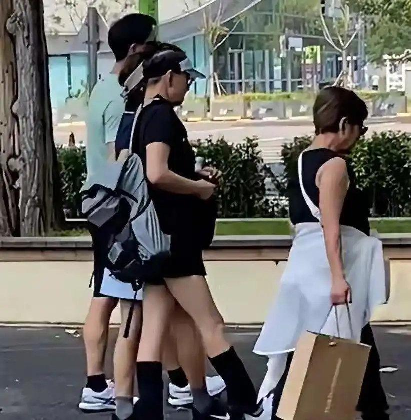 宋丹丹晨跑，感觉身体很好，谁看得出来都六十五了 ​