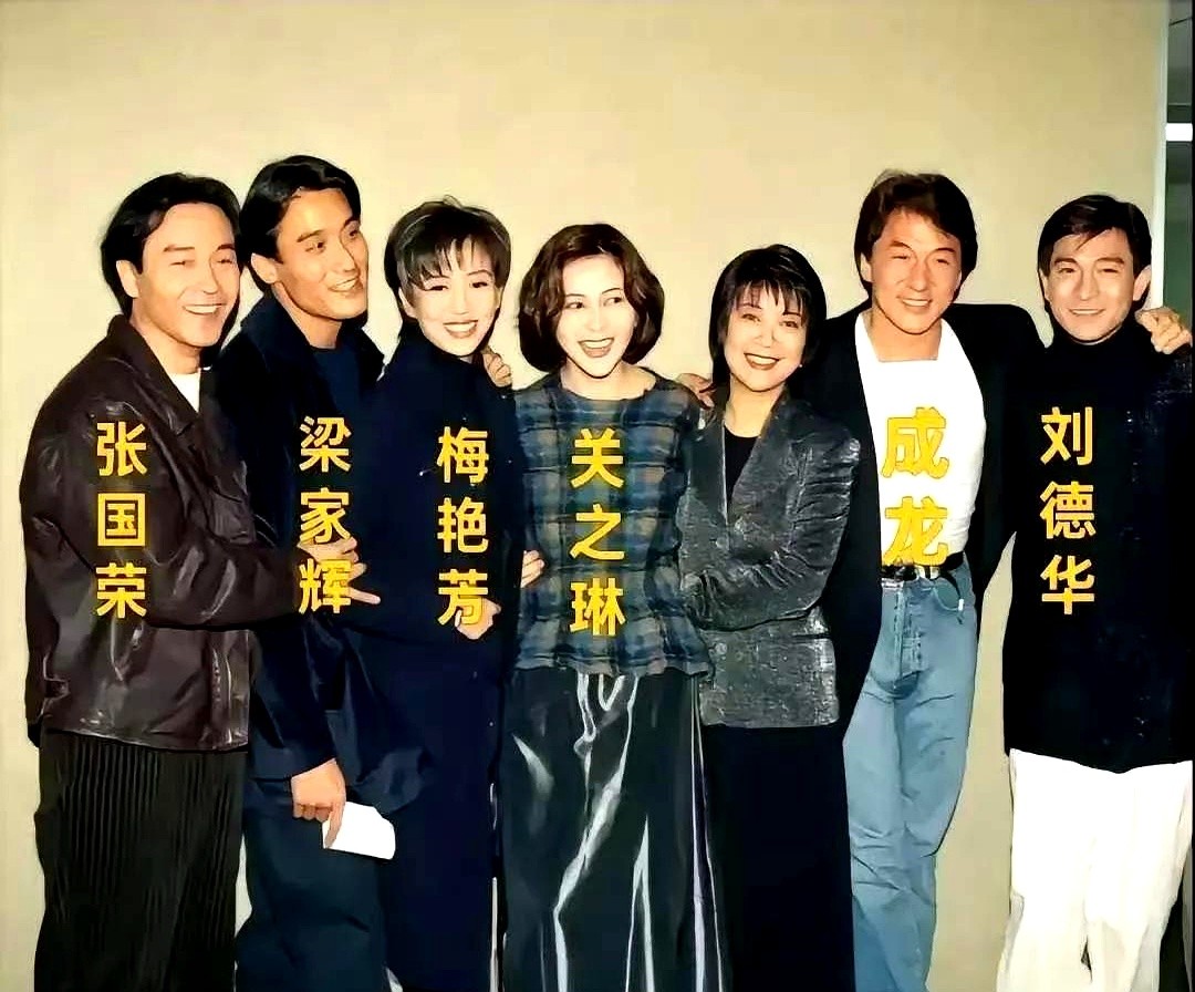 精修图看腻了，全网反倒抢着看几十年前的生图老照片。

6月，94岁的资深艺人胡枫在红馆破纪录开演唱会。

张学友和刘德华齐齐登台撑场，半个演艺圈好友都聚齐了。

7月流传的旧照里，张国荣与梅艳芳在排档随意碰杯。

你看，当年他们不靠美颜和滤镜，神采全写在脸上了吧。

作品硬，人情味更真。

时间带走