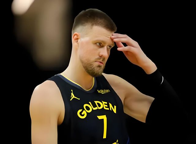 🏀突发！勇士官宣：波尔津吉斯无限期缺阵！
 
波神已经回到勇士训练馆和管理层、队医会面，但个人健康问题还没解决，没有明确复出时间。
 
休赛期重金签下他，本指望补强内线分担库里压力。新赛季还没开打就遇变数，勇士内线计划被打乱。
 
波神本人发文，称身体在好转，也澄清了网络上的不实传言。
 
少了波神