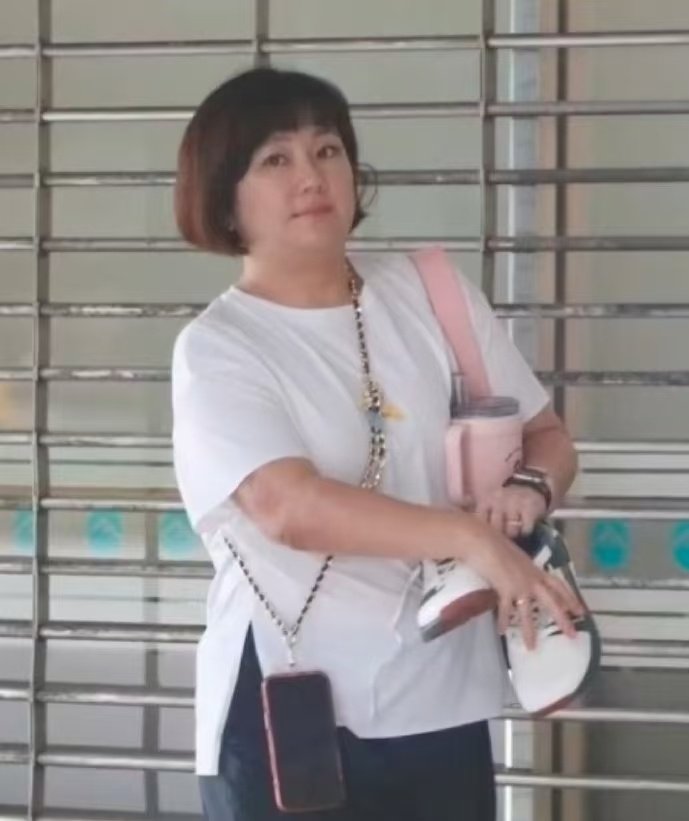 45岁Selina被拍与从前那个甜美漂亮的女明星相差甚远，很多人都不敢认 ​