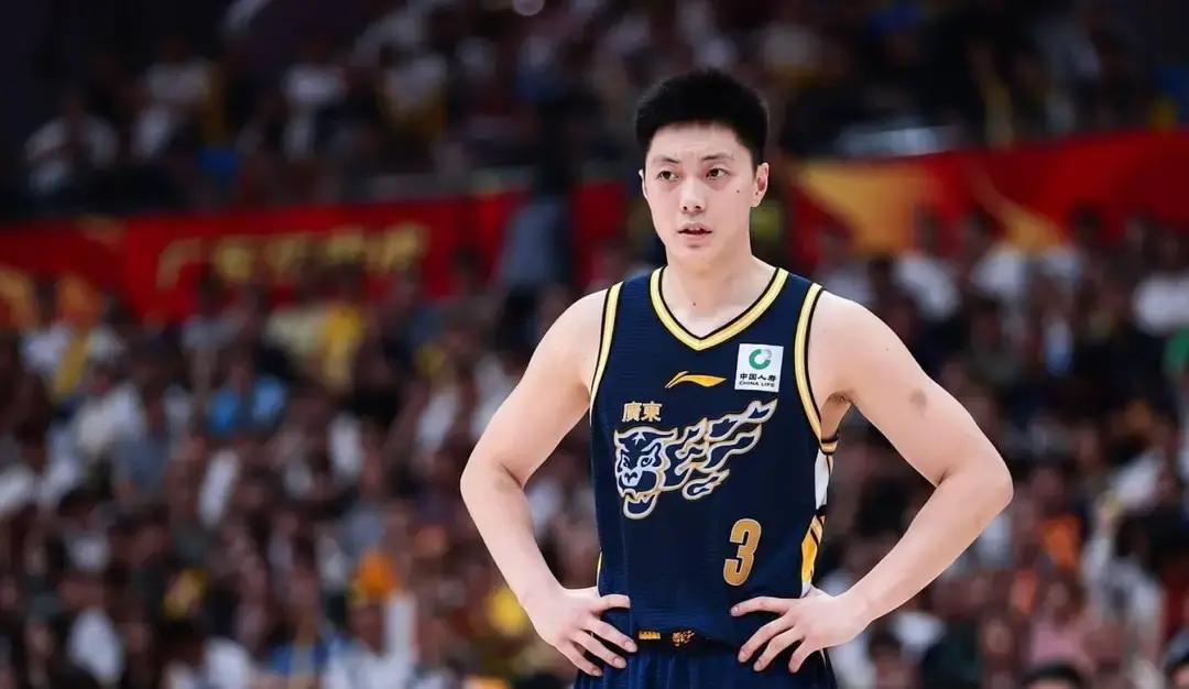 广东宏远这个赛季开局打得这么拧巴，真别光把矛头对准场上折返跑的球员了。
根子全烂在休赛期那通让人看不懂的折腾上，场下动荡成那样，神仙来了也带不动。
管理层和教练组大换血的风声传得满城风雨，原本压阵的老臣一走，整支队伍的魂一下子就散了。新教练火线接手的时间又卡在节骨眼上，离正式开打没剩几天，战术板