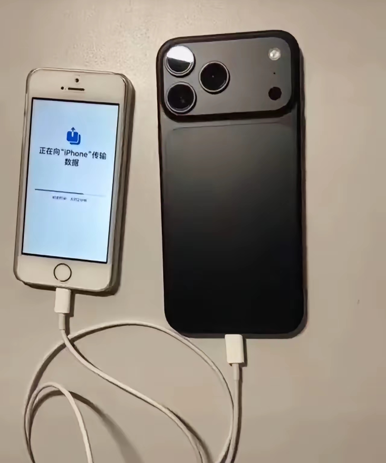 你的 iPhone 4S真的可以用15年吗？那这次换机真的是无敌了！不敢想象。你下次换手机的时候可能都出到 iPhone 30了！该说是 iPhone 的产品过硬，还是你对手机没有很高的要求呢？现在的人换手机的频率一般是2~3年，长一点的也不过5~7年，能坚持10年以上的，真的是凤毛麟角，太牛逼了！