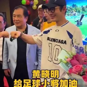 《黄晓明现身足球小将庆功宴笑得很开心，和小将们一一碰拳。》播放量：15...