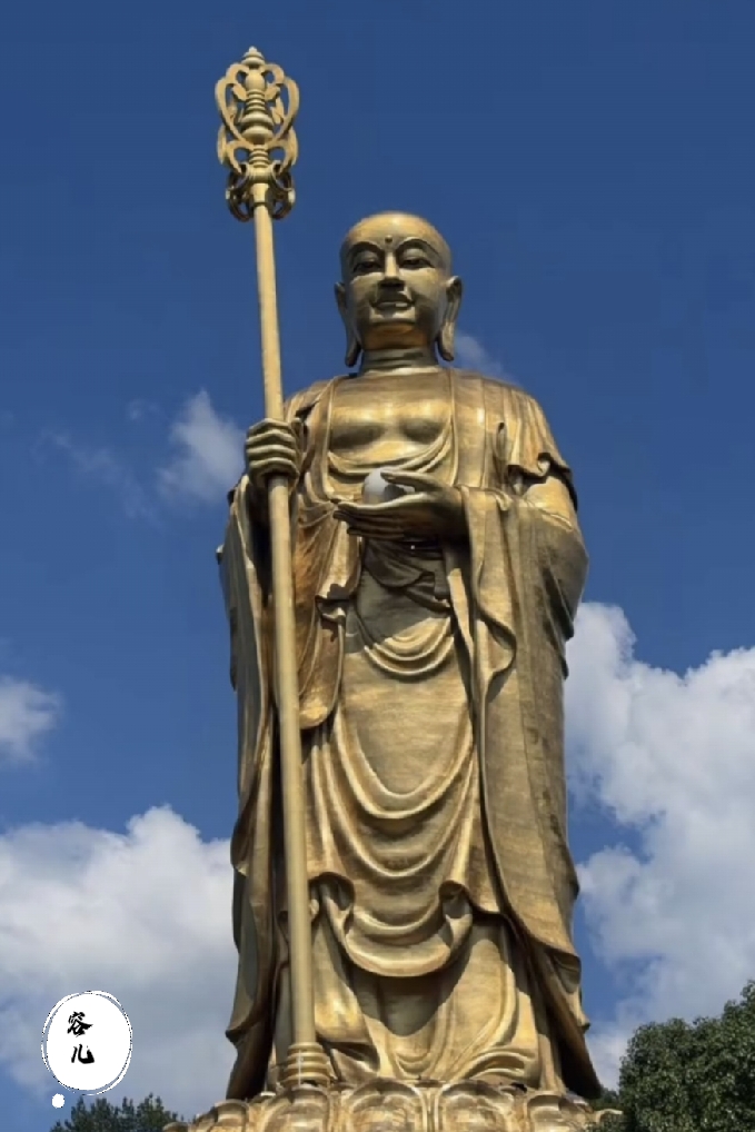 劝君莫做缺德事：

劝君莫做缺德事，
家中自有还债人。

莫道因果无人见，
远在