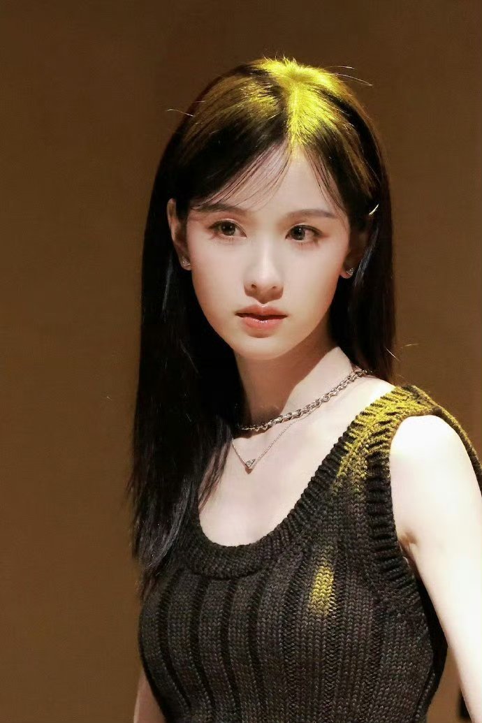 #陈都灵[超话]##陈都灵# 

顶光灯下 ​