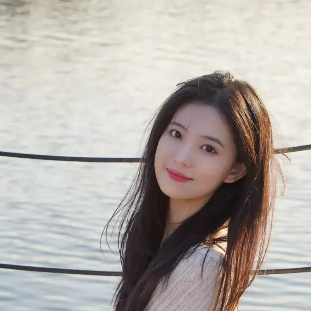 阳光下的温柔女孩，自然美丽如画