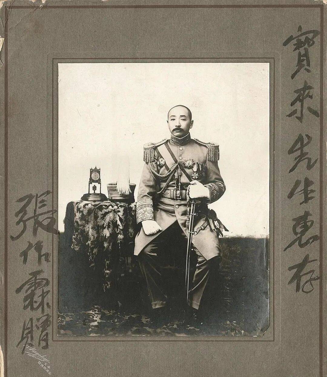 张作霖一介草民出身，官至安国军总司令、陆海军大元帅，为北洋军阀奉系首领、北洋政府最后一个掌权者，占领长江以北几近半个中国。张学良则子继父业，由东三省保安总司令“易帜”后，官至中华民国陆海空军副总司令，仅居蒋介石之下，成为一人之下万人之上的风云人物……张氏父子联手打造了中国近现代史上的传奇，这在中外历