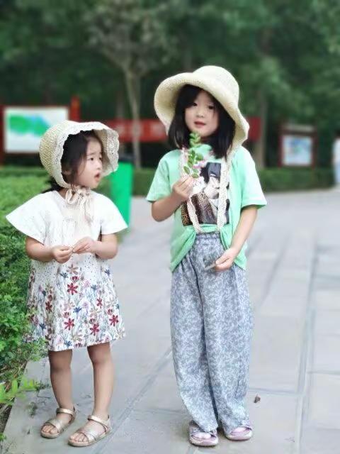 <p>街拍小姐姐穿搭秀 姐妹装 出游穿搭 <!--{img:0}-->...