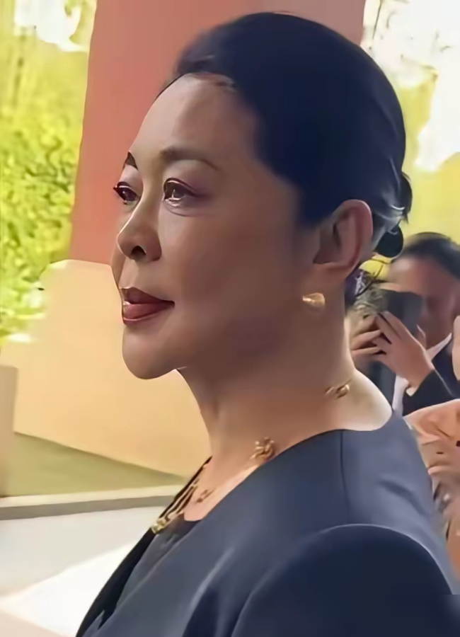 倪萍直播间当众指着自己下巴，说哪哪都没整，评论区瞬间安静了。
一年多减了40斤，脸上的肉没了，下巴自然显尖。有人截图说她脸僵、垫了下巴，她直接回：就是太瘦了，造谣。还说现在反而想胖回去。
别人问她怕不怕老，她笑得特坦然：老了就是老了，没动过那心思。你的精神可以使你内心接受衰老。这话一出来，弹幕全