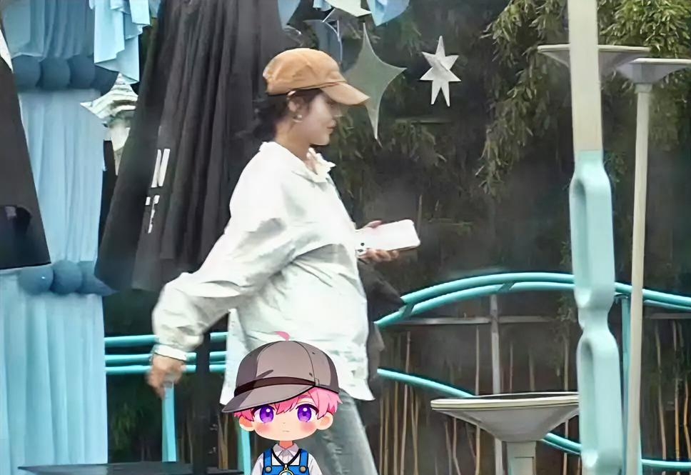 娱乐圈经典低调旧瓜再度翻红，张佳宁和叶祖新这段恋情真的被无数人称为最体面的娱乐圈情侣🍃
 
两人的恋情最早在2017年曝光，多次被拍到私下约会、探班同框，相处十分甜蜜，但始终低调隐忍，从未公开官宣。
 
当年两人同现身医院的路透曾引发热议，张佳宁轻抚小腹的画面，让怀孕传闻火速传开。