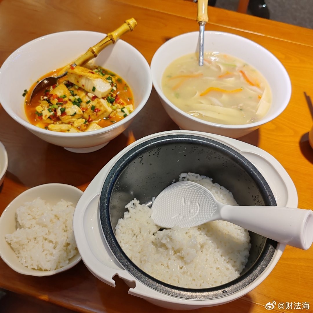 长沙牛。好久不来长沙了，发现，长沙的烟火气更足了，晚上七点钟以后才是长沙真正开始的时候，夜生活，特别具有烟火气

想找一个不辣的菜，还是挺难的，在商场里面找到了一家现炒的，这个厨房，拒绝，预制菜，这么两份菜特别便宜而且饭都是用小电饭锅上的
#日本旅游业凉了#物价也便宜，来长沙吧，去啥 ​