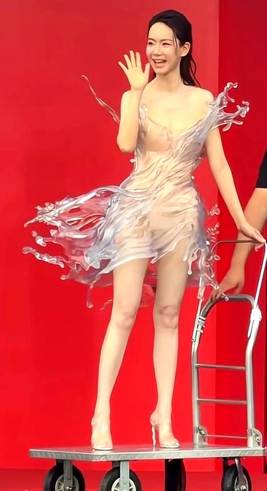 戚薇那身裙子，不是穿上去的，是焊上去的。

16公斤，3D打印，走红毯要用小推车推着出场。远看是水花四溅，近看人跟上了刑具似的，动都动不了。

旁边李一桐的裙子，靠几根铆钉链条挂着，娜扎的抹胸裙，勒得肉都变了形。都说女明星走红毯是比美，我看是比谁更能扛。

这碗饭，端起来看着光鲜，吃下去全是碎玻璃。