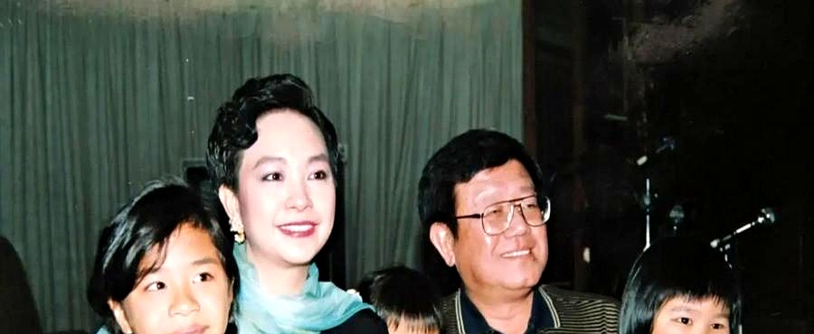 两口子借钱炒楼碰上金融危机，资产暴跌欠下2.5亿，钟镇涛申请破产，全香港却把黑锅全扣在章小蕙头上，骂了她整整30年“第一败家女”
 

当年借钱投资是两人共同决定的，楼市崩盘大家都有份。结果男人破产成了受害者，女人爱买衣服就成了罪魁祸首。离婚后章小蕙连圣诞节订好餐厅想看孩子，都能被直接放鸽子，打电话