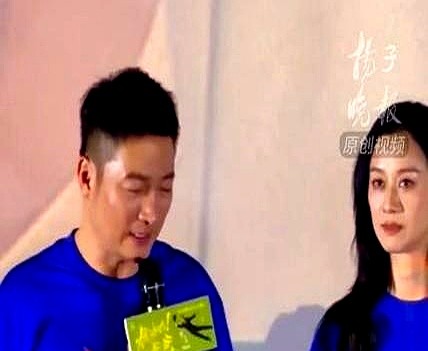 电影《燃烧吧！爸爸》直接把一场葬礼拍成了一地鸡毛的闹剧。

南京路演现场，主演文淇一开口没聊电影，先问大家“吃晚饭没？”

这部9月5日上映的电影里，喻恩泰演的父亲刚去世，留下倪虹洁演的抓马老妈，和即将大学毕业的女儿。

母女俩在乱七八糟的治丧流程里斗智斗勇，笑料百出。没想到20年后，“祝无双”和“