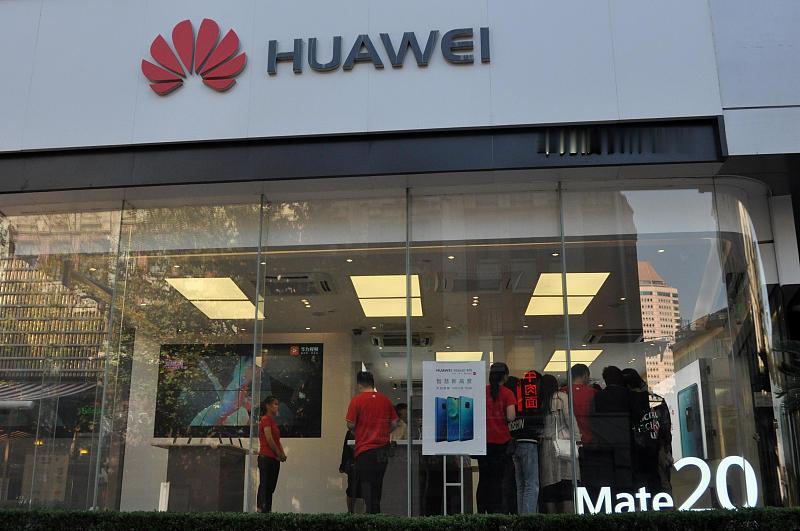 Mate 90 系列大概率会很受欢迎，甚至可能是今年国庆档热度最高的旗舰之一。它今天 12:08 刚开售，线下门店已经出现排队体验的情况，线上部分版本也很快显示缺货。