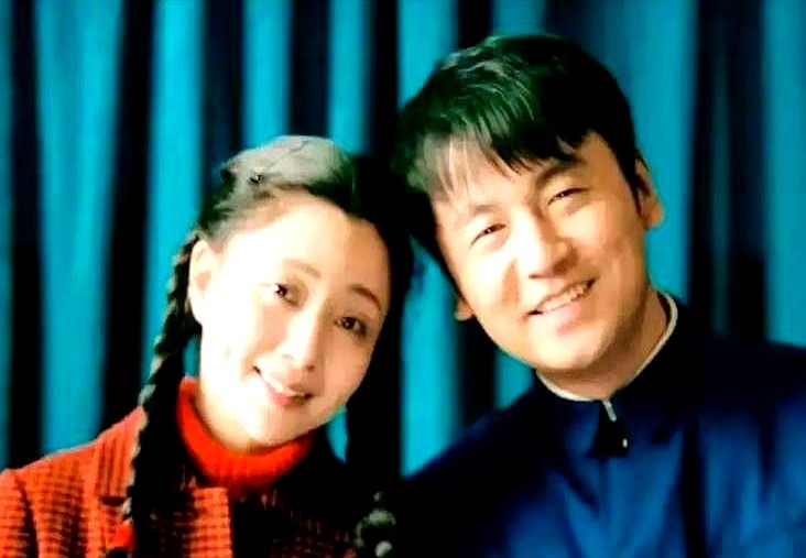 监视器后从业二十年的导演偷偷抹了抹眼角。

整个片场鸦雀无声，摄影、美术、场务分立两排，没人敢大喘气。导演早就喊了卡，但雷佳音还在原地抽泣，根本停不下来。

这是一场父子吵架的重头戏。开拍前，雷佳音和丁勇岱压根没对词，随便走了个位直接开拍。丁勇岱的台词像刀子一样扎出来，原本没词的雷佳音硬生生被这股气