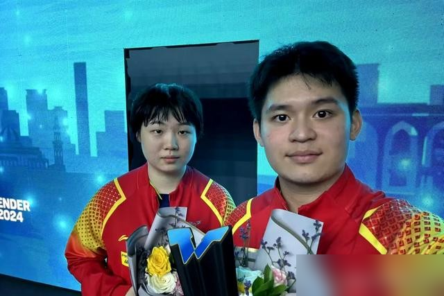 林诗栋登顶世界第一后，球路反而越打越窄了。
全攻全守的底子还在，可打着打着就变成死磕反手。对手现在根本不慌，早把他反手起板的线路研究透了。一到关键分，他手软，回球质量肉眼可见往下掉，全是保守过渡。
王皓和陈振江点过同一个问题：不是技术不行，是被人拆解之后，临场拿不出第二套方案。
说白了，打到这
