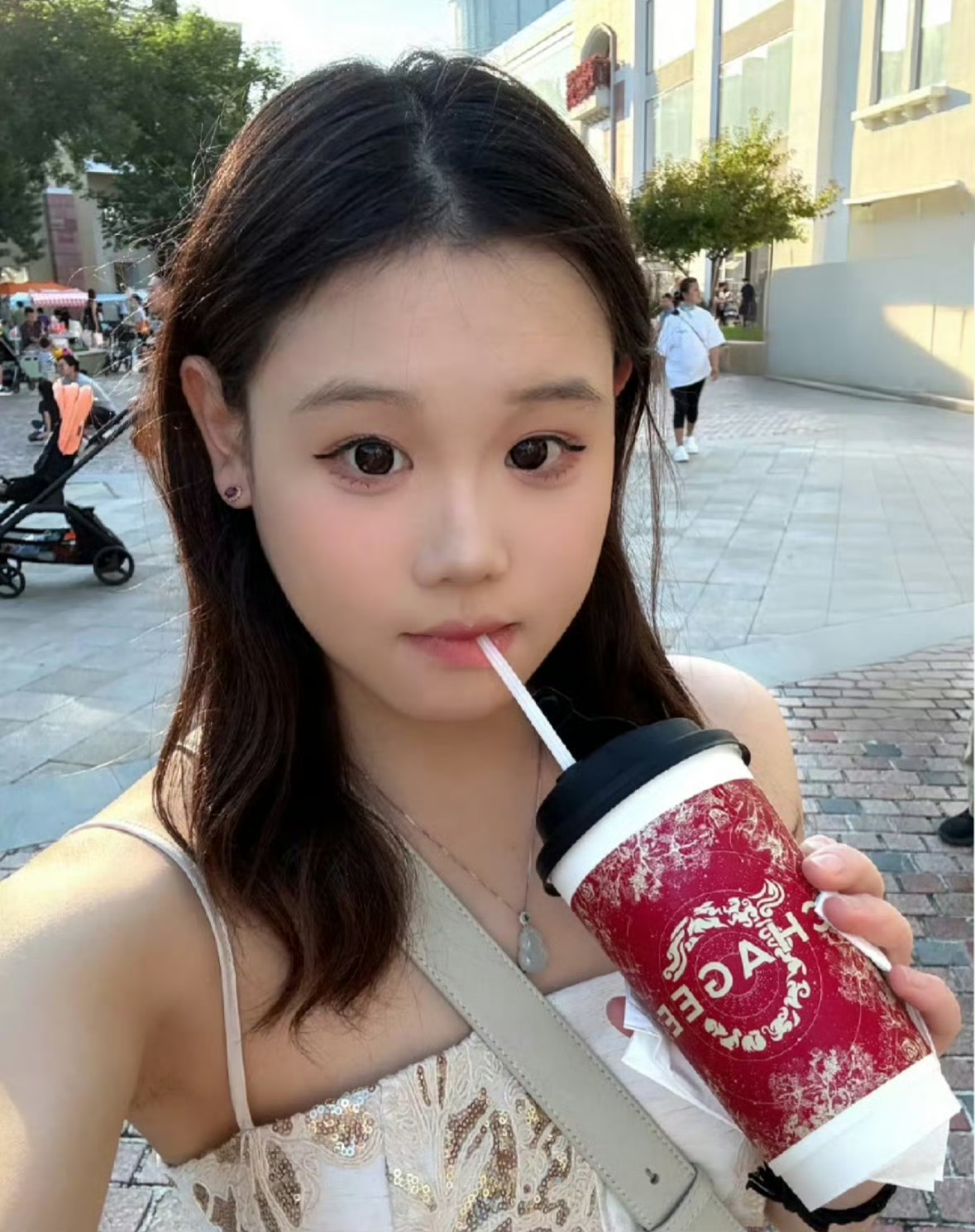 曾经的奥运小将张家齐，一段采访戳中无数人！成年之后，想拿回自己的奖金理财，竟然被妈妈一句“你不懂”直接回绝。不少网友感慨：她年少拼来的奖金，大概率早就被家里慢慢花掉了。

大家捋捋整件事：
张家齐很小就站上赛场，比赛奖金、队员工资、商业活动收入，一共三张银行卡，一直都是妈妈保管，她自己一分钱没有支配