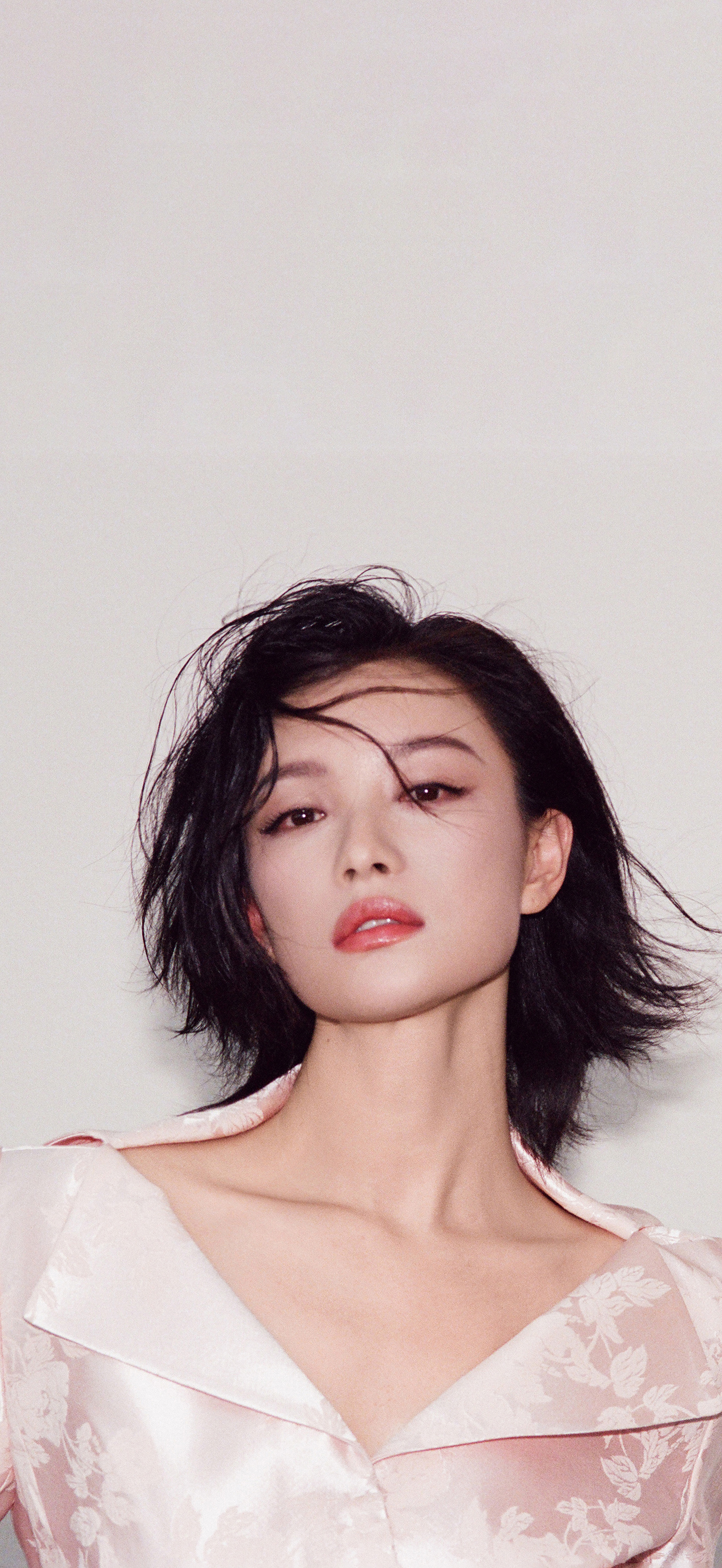 倪妮壁纸 胶片质感，捕捉随性野性的美
#倪妮# ​