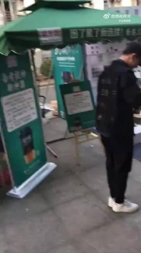 张凌赫大学干饭名场面好绝！买完饭直接被食堂阿姨拦下，当场拉去拍奶茶宣传照✨
果然长辈眼光从不失手，颜值从小能打！还有放假七天连发七个感叹号的可爱反差，帅哥颜值和有趣灵魂双在线🔥