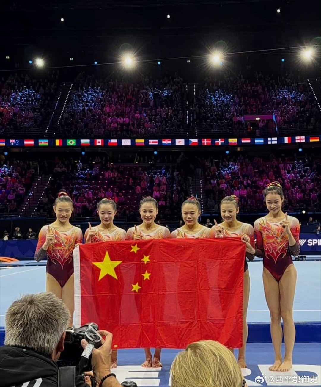 #中国体操女团时隔20年夺冠#中国体操女团在2026年体操世锦赛上，击败了强大的美国队，拿到了冠军，时隔20年，再次获得冠军。

此次夺冠也终结了美国的七连冠，可以说美国队的统治力非常强大，近乎包揽了近些年一些大赛冠军，但小姑娘们顶住了压力，强势夺冠，太棒了！

第三名被日本队夺！凭借优异的成 ​