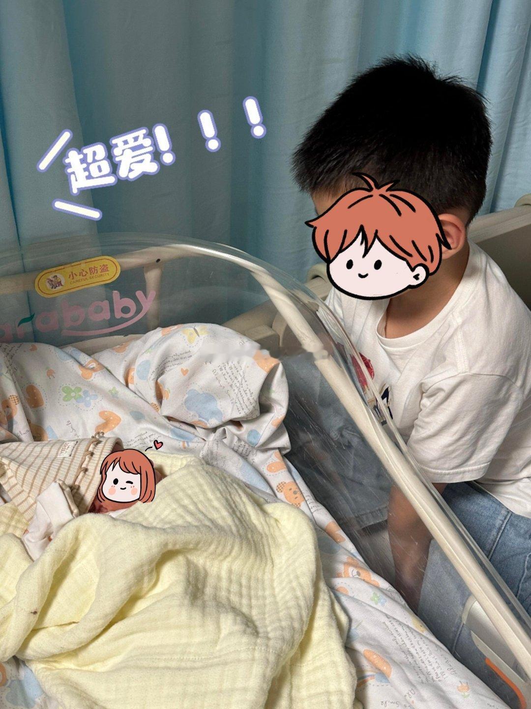 生啦生啦，二胎稳稳来报道啦[嘻嘻]

客人J女士，34岁，来自北京，一年前找我们咨询三代试管绿通方案，一胎是儿子，二胎想添个妹妹，私立不敢去，就找我们走公立绿色通道，直接三甲建档进周。

后续进展也十分顺利，一促获卵18枚，养囊9枚，过筛7枚(3x4y)，自然周期移植了一枚4AA粉胚，顺利着床好孕。

 ​