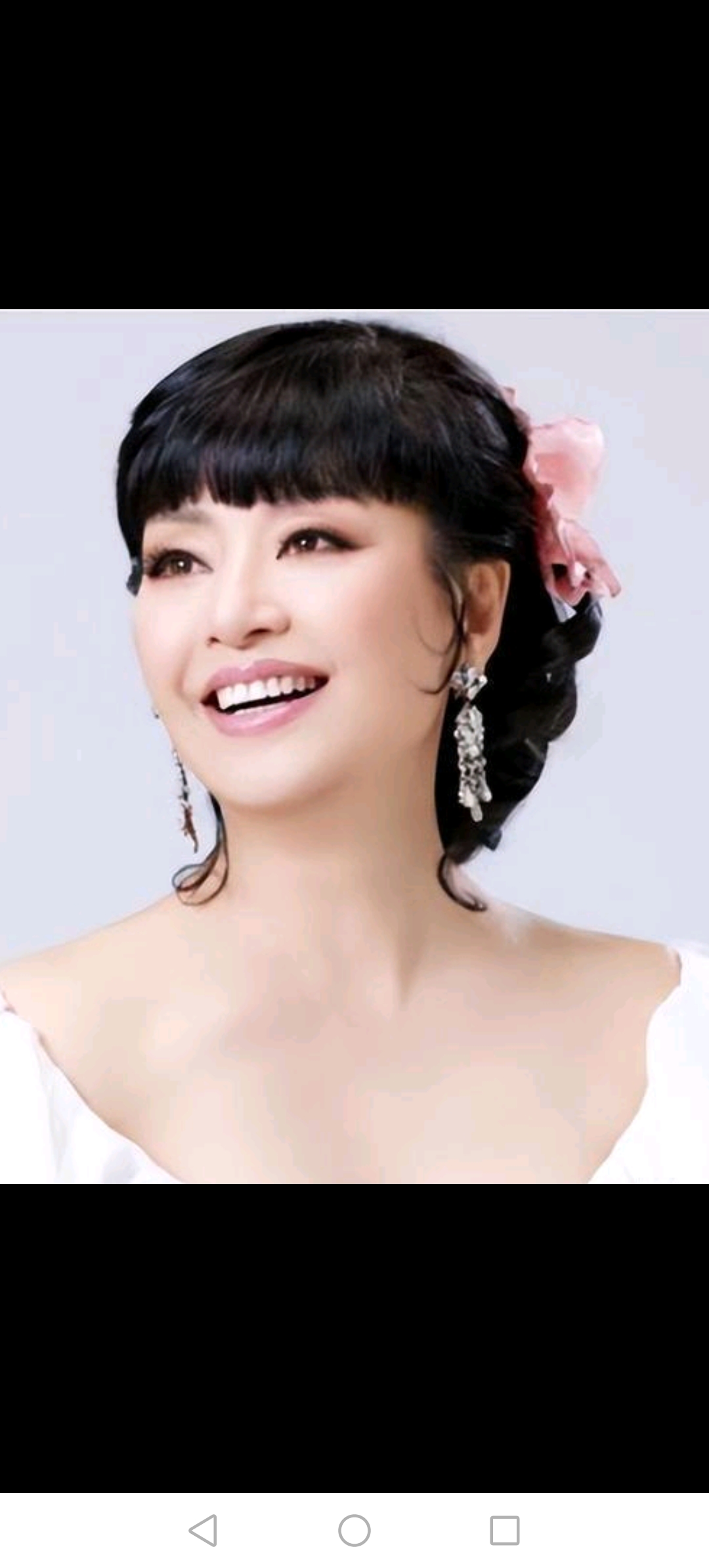 殷秀梅这是被恶搞了

脑袋肿了、眼袋鼓了、法令纹成壕沟了

本人哪有这么老呢

虽然已经70岁了

可也没“垮”成这样

她是正统的歌唱家
不靠流量吃饭

丑化、恶搞对她没啥影响

毕竟实力在那摆着呢

这下又得让那些心态不良者失望了