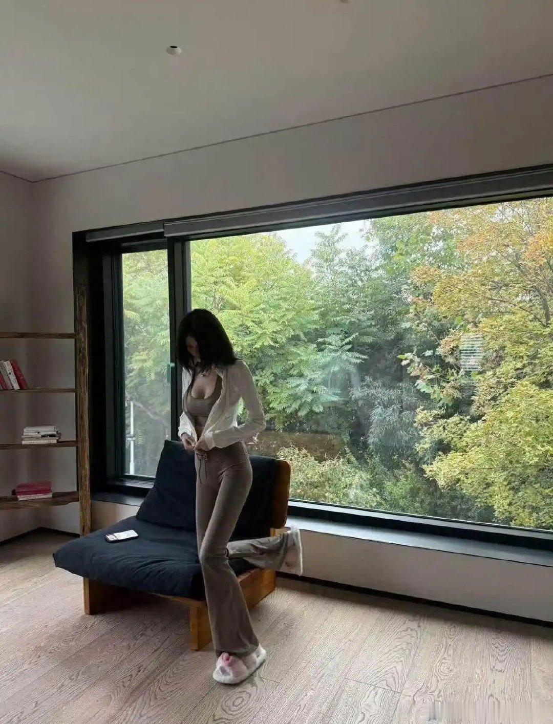 何穗穿短裤瑜伽服秀身材，这比例是真实存在的吗 ​