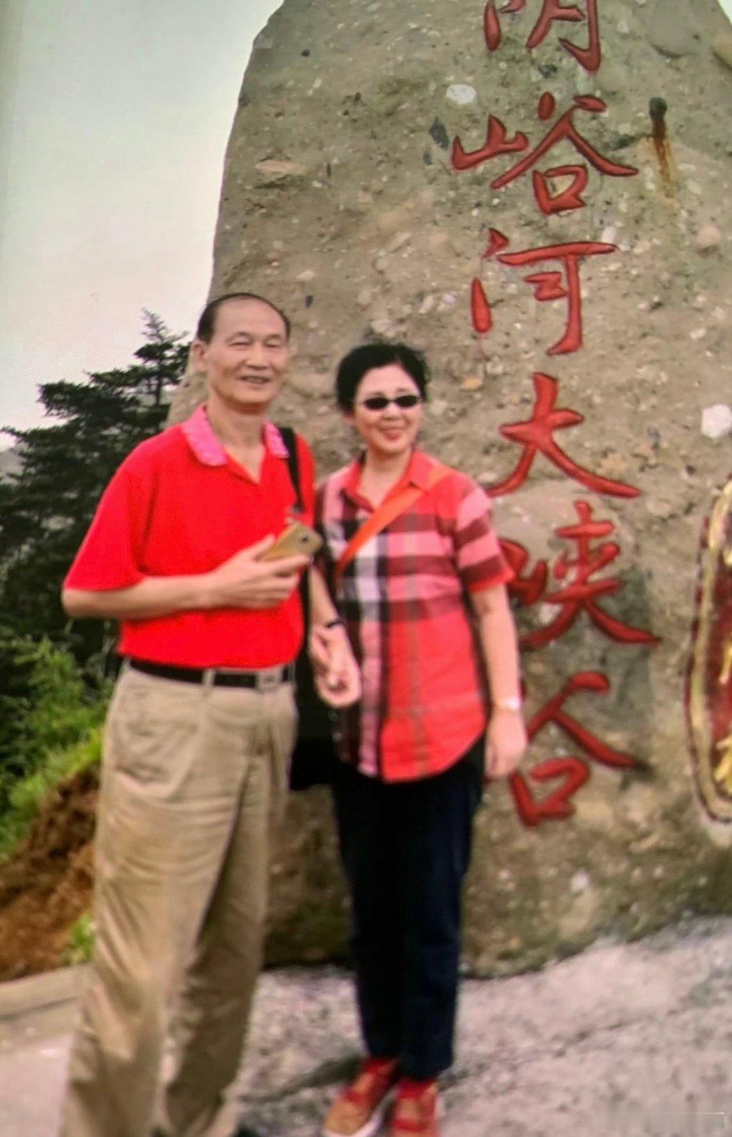 早晨，陪教授去打步，聽財經新聞。看來，今天科技又夠嗆，收音機說，美股科技又大跌，英特爾大跌20 %怪吓人的，我勸教授，不要動了這幾天。 ​