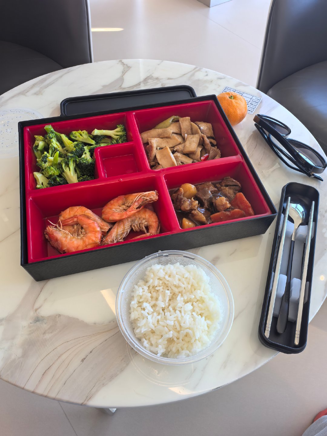 今天恰饭成功！感受一下兰博基尼和宾利的午餐，硬不硬？ ​​​看着大牛吃着牛肉，非常惬意啊！ ​