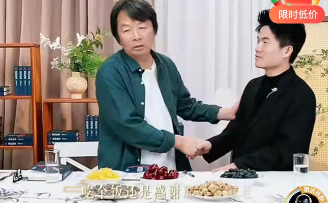 刘震云蹲在董宇辉直播间，一个字没听。 他正忙着截屏，抄评论区。 他说...