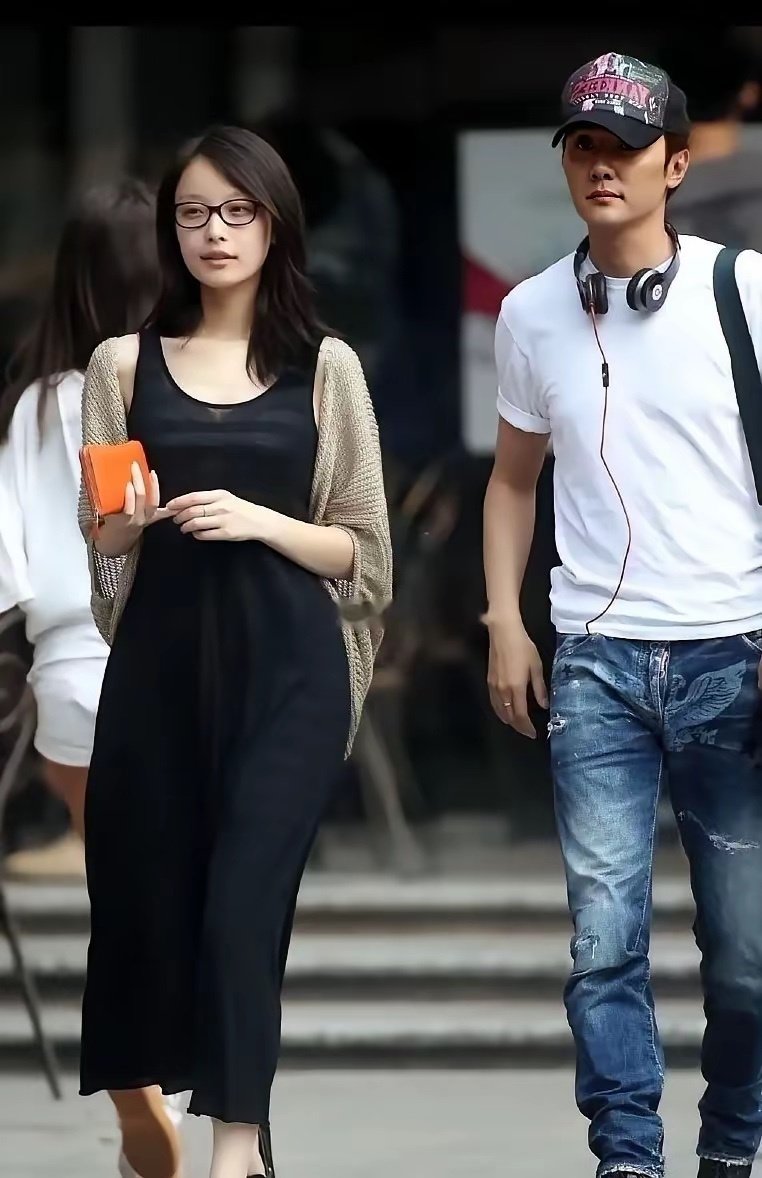 说实在的他们俩那时候还是很纯爱的，倪妮都非常想嫁给冯绍峰，只是后面也不知道出了什么问题，两个人就分手了 ​