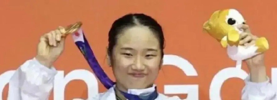 安洗莹2026年9月29日亚运会女单决赛21-17、21-9赢山口茜，成为64年来第一个卫冕的女单选手，赛后说要追林丹。她2024年巴黎奥运会后公开说，韩国羽协误诊她的膝伤，运动员挤经济舱，官员坐头等舱。
2023年杭州亚运会，据当时媒体报道，协会瞒着她真实伤情，让她打封闭上场，她带伤拿了两块金牌。