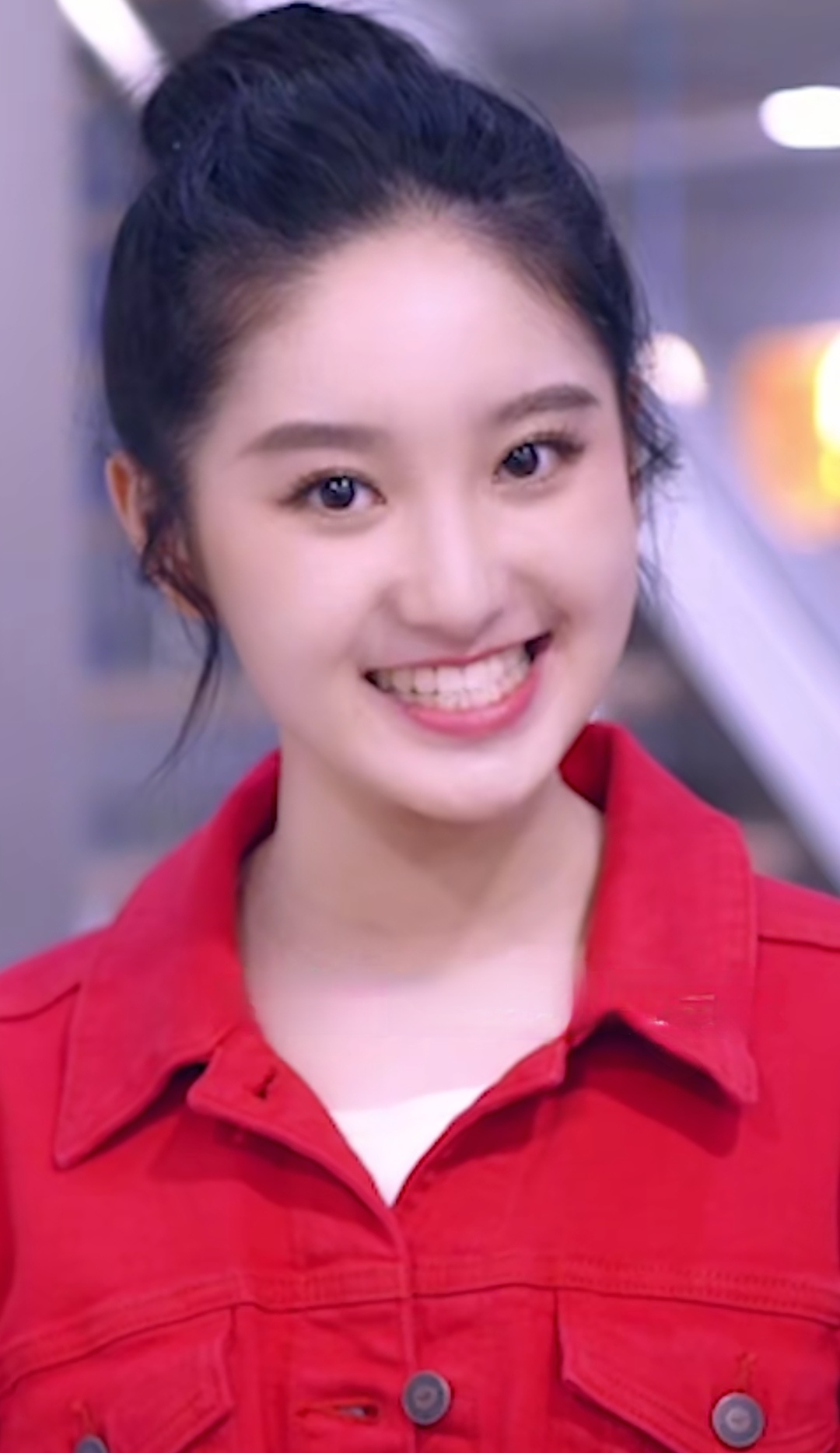 公认的央视颜值天花板？  严尚嘉当年一亮相就美得让人过目不忘，圆润饱满...