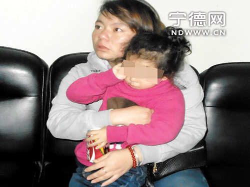 搬家扔掉黄金！芜湖母女误丢370余克金银及巨额存单，民警深夜寻回
 
安徽芜湖一对母女在搬家的时候，把装有大量金银首饰和大额存单的床头柜，直接当成废品丢弃，370多克金银饰品连同存单一并遗失，好在民警连夜展开搜寻，全部贵重物品成功找了回来。
 
搬家是一件琐碎又忙碌的事，家里大大小小物件，要打包要整