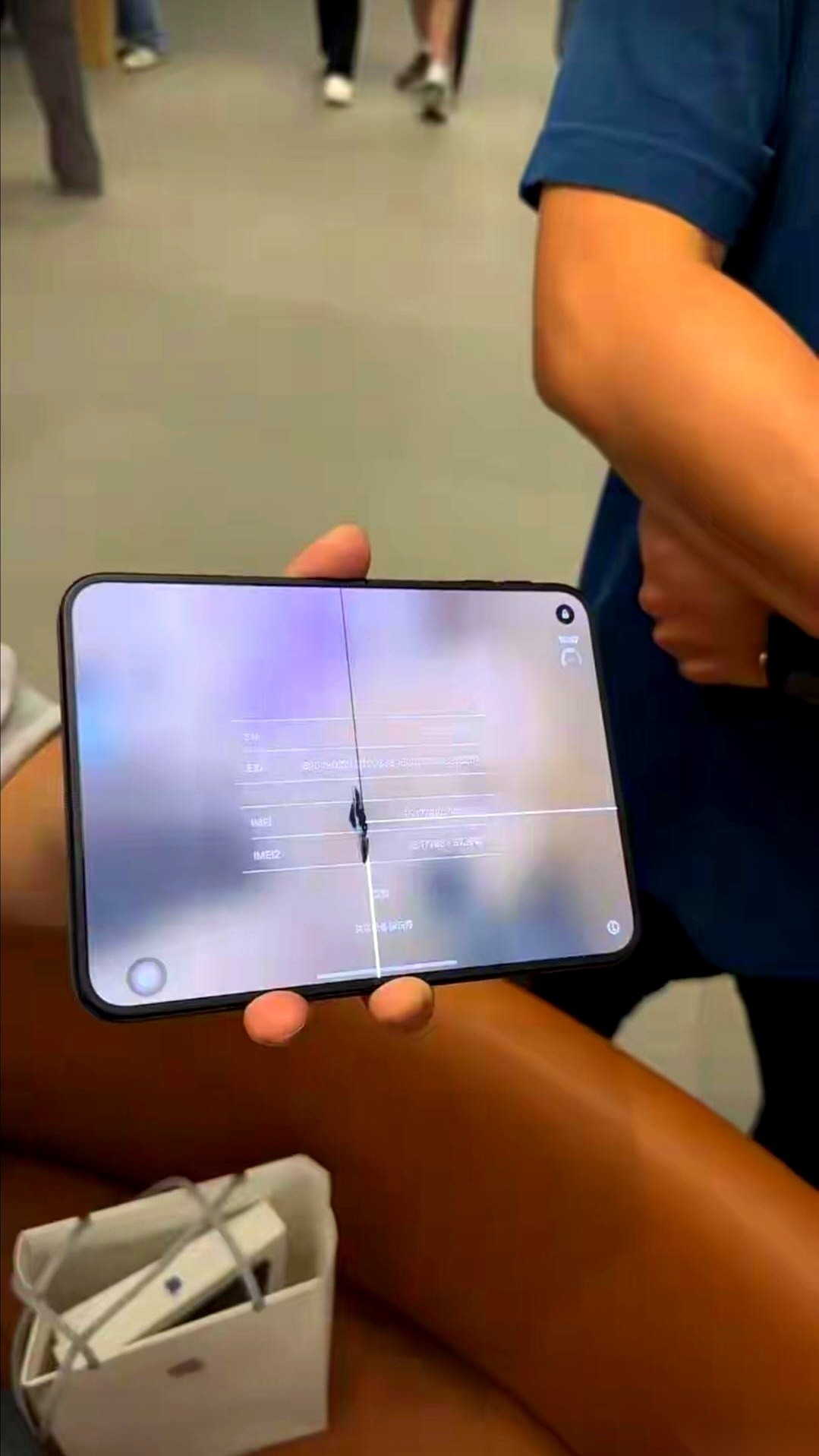 影视飓风Tim测评iPhone Duo时指出了闪屏，当时几乎所有人都骂他是高级黑。
后来新买家把机子拿到手里，发现闪屏确实存在。
掏出一万多块钱的果粉至今不打算找谁算账，出了问题宁可当钱丢了再买一台。
这事儿最有意思的地方就在这儿。
当初博主在镜头前把毛病挑出来的时候，评论区炸了锅，大家恨不得冲上去