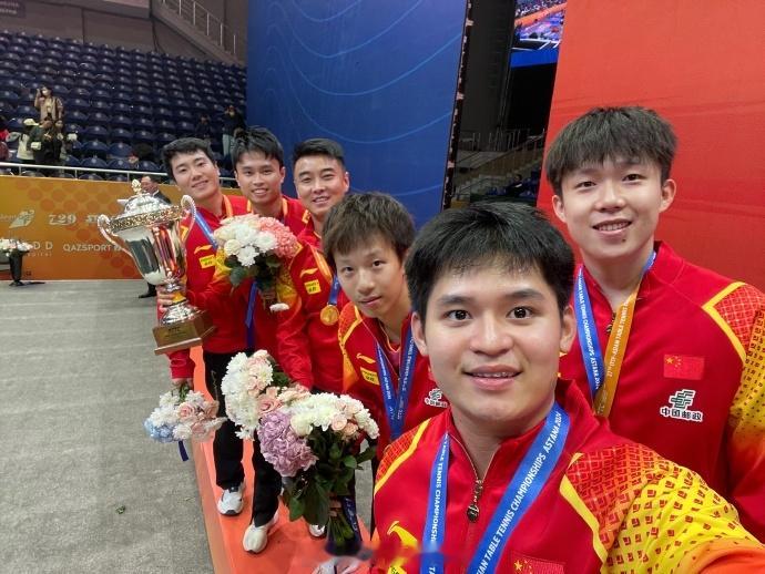 国乒男团亚锦赛四连冠！顶住压力守住荣耀，这就是国乒底蕴
 
北京时间，乒乓球亚锦赛男团决赛落下帷幕，中国男乒拿下冠军，实现亚锦赛男团四连冠。消息一出，瞬间冲上热搜，无数球迷为之振奋。
 
熟悉乒乓球的人都知道，亚洲一直是乒乓球竞争最激烈的赛场。日韩等对手近些年进步飞快，不断打磨技术、冲击国乒的优势地