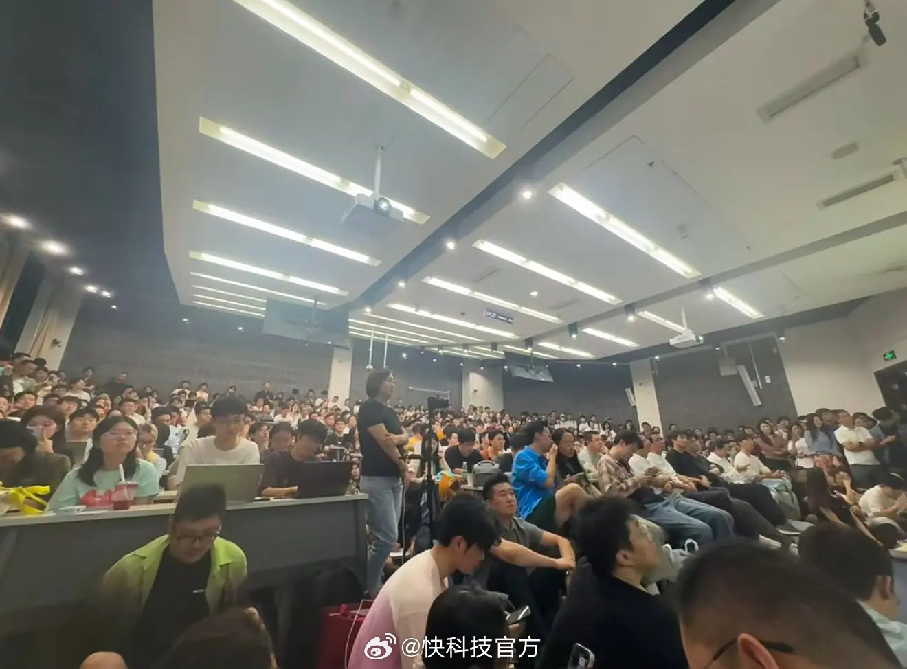 【智谱AI创始人唐杰在清华开讲AI前沿课：112人教室站满学生 直言作业会很多】清华计算机系教授、智谱AI创始人唐杰新开AI课首讲挤爆教室，课程全面转向AGI前沿方向，设置超硬核大作业筛选学员，要求学生亲手走完大模型全链路实操，他直言Chat赛道已基本结束，当前核心是攻坚可自主进化的长程智能。 ​